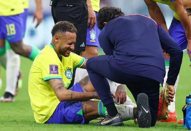 Neymar gặp chấn thương trong chiến thắng trước Serbia