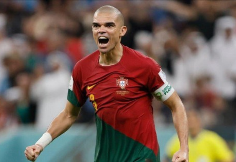 Pepe đá chính trong trận đấu với đội tuyển Uruguay tại vòng 2 bảng H