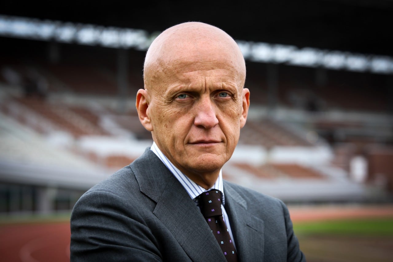 Pierluigi Collina đã thay đổi thời gian thi đấu tại World Cup