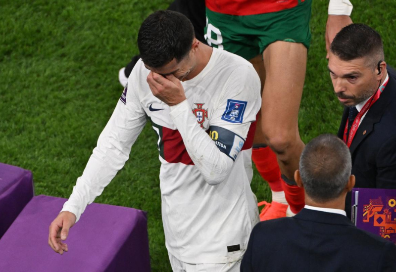 Hình 3: Ronaldo bật khóc đi thẳng vào phòng thay đồ sau trận thua trước Maroc