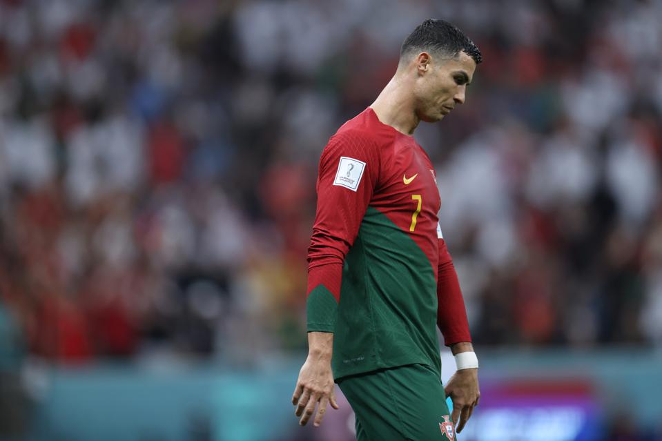 Ronaldo ngậm ngùi rời World Cup 2022 sau thất bại ở trận tứ kết