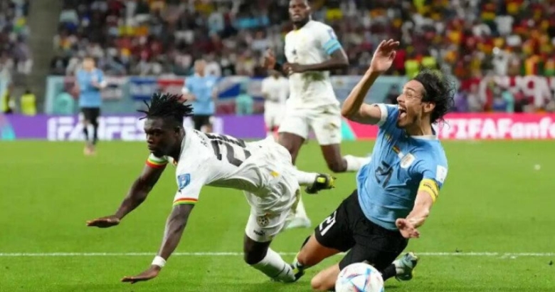 Uruguay đưa bóng vào lưới đội bóng châu Phi Ghana