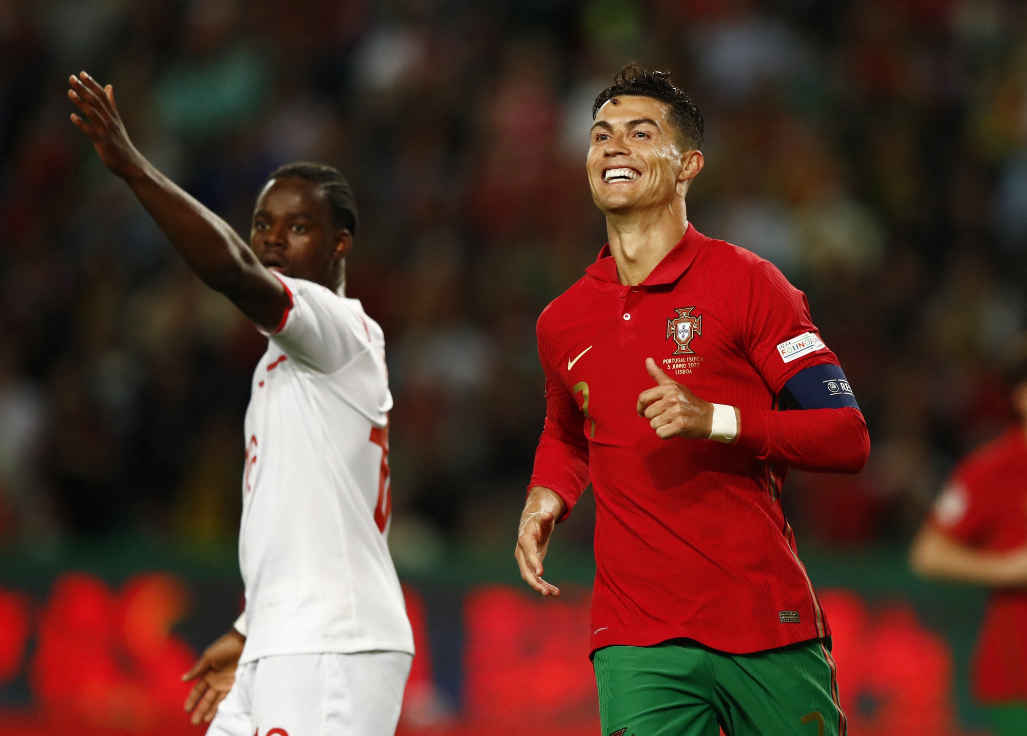 Ronaldo ngồi dự bị trong trận đấu với Thụy Sĩ