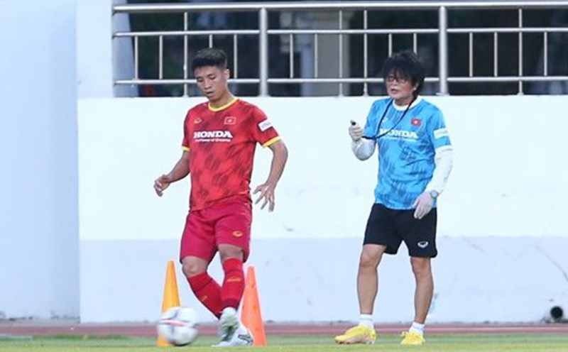 Buổi tập riêng giữa Bùi Tiến Dũng và bác sĩ Choi Ju Young để chuẩn bị cho AFF Cup 2022