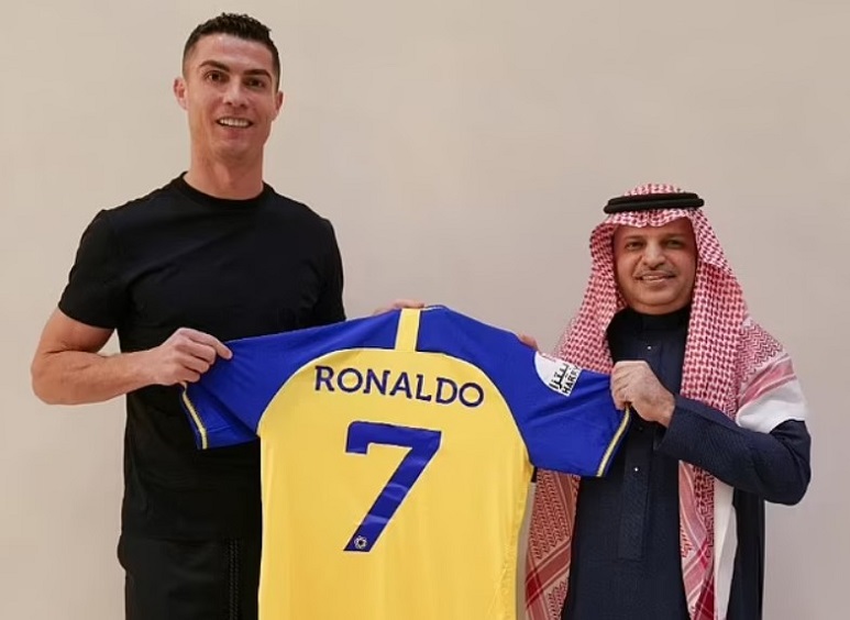 Cristiano Ronaldo đặt bút ký hợp đồng với Al Nassr