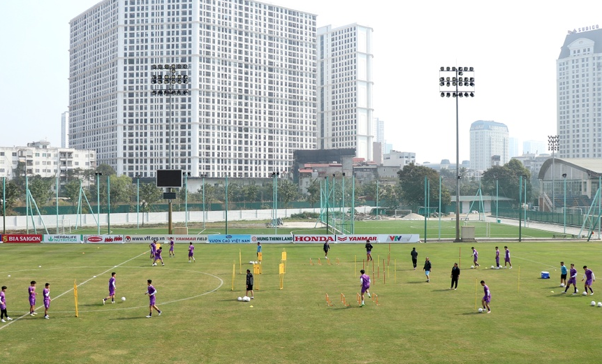 HLV Park Hang Seo hăng hái tham gia luyện tập cùng các học trò cho AFF Cup