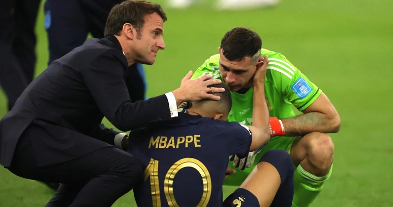 Emiliano Martinez an ủi Mbappe sau khi giành chức vô địch