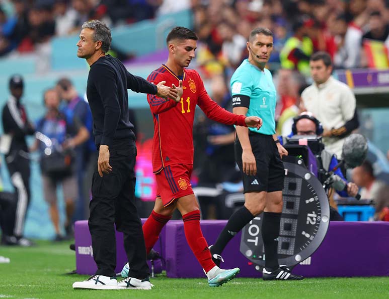 Ferran Torres và “bố vợ” Luis Enrique