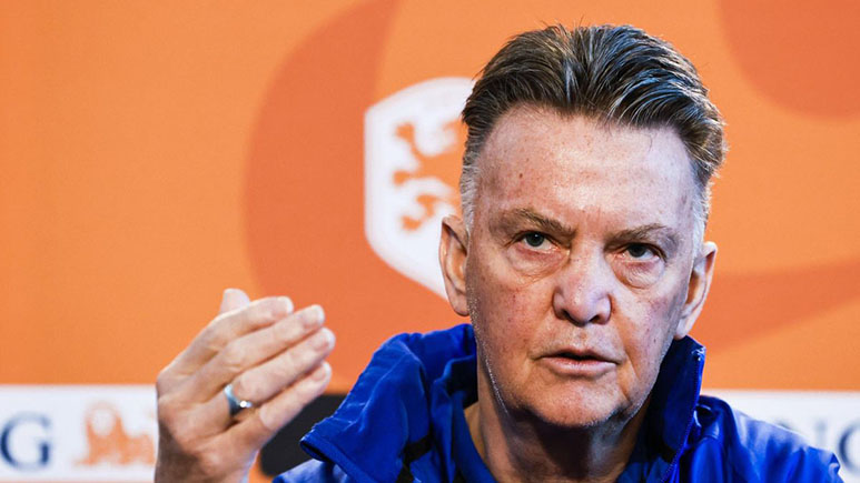 HLV Louis van Gaal cùng Hà Lan chiến thắng