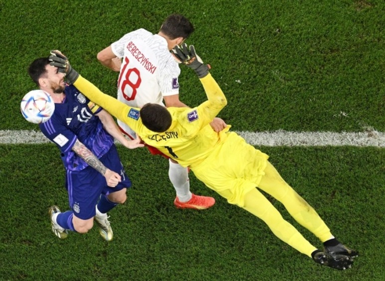 Thủ môn Szczesny có một tình huống phạm lỗi với Messi