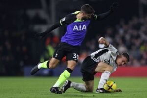 Tottenham gặp nhiều khó khăn trên sân của Fulham