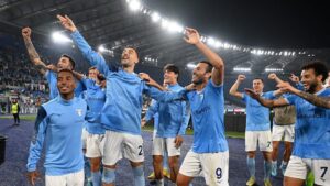 Lazio bám sát đối thủ của mình