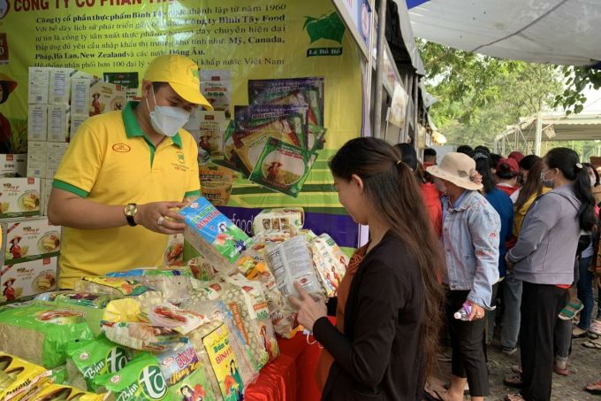 Chợ công đoàn được tổ chức tại Khu chế xuất Tân Thuận cho người lao động chọn lựa 