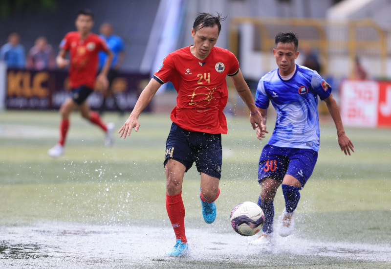 Linh “Becks” trong màu áo Du Lịch FC (áo đỏ)