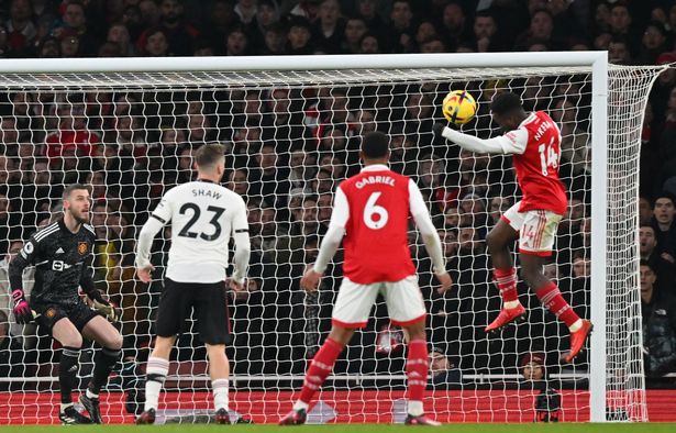 Eddie Nketiah đánh đầu gỡ hòa hiệp 1 cho Arsenal