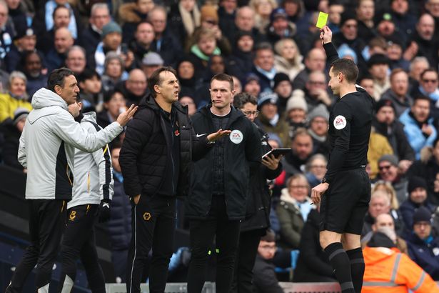 Julen Lopetegui đã bị David Coote phạt vì phản đối một quyết định sớm 