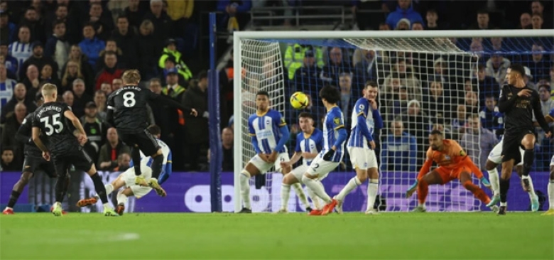 Martin Odegaard sút tung lưới Brighton đêm qua