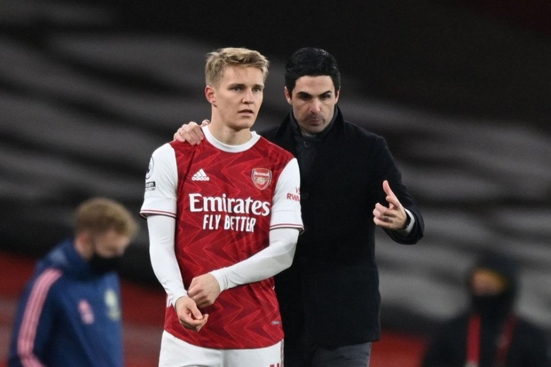 Mới 23 tuổi, Odegaard đã được mang tấm băng đội trưởng Arsenal