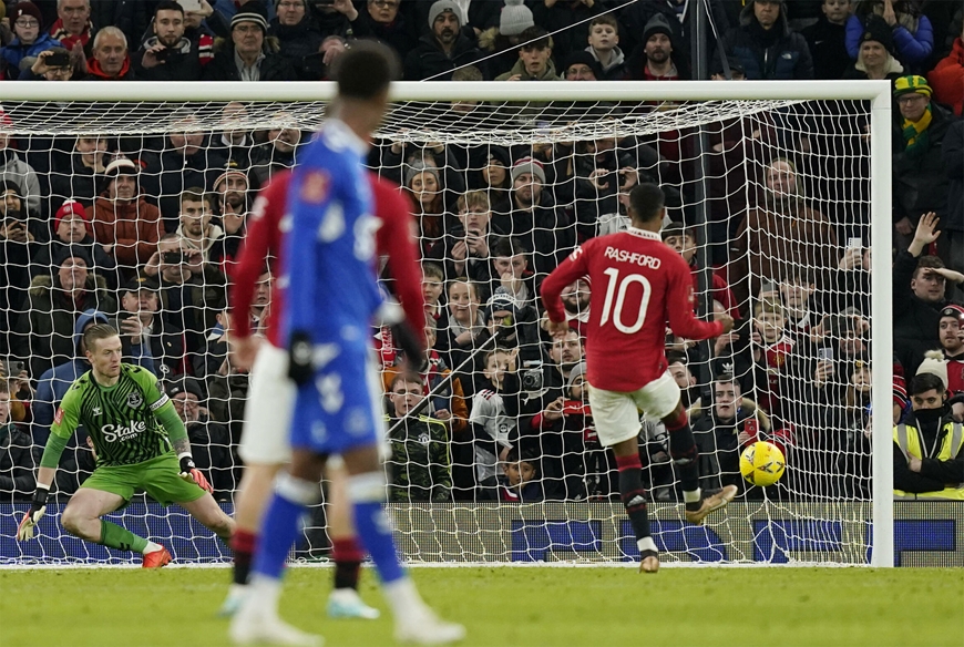 Rashford tiếp tục nổ súng với cú đúp