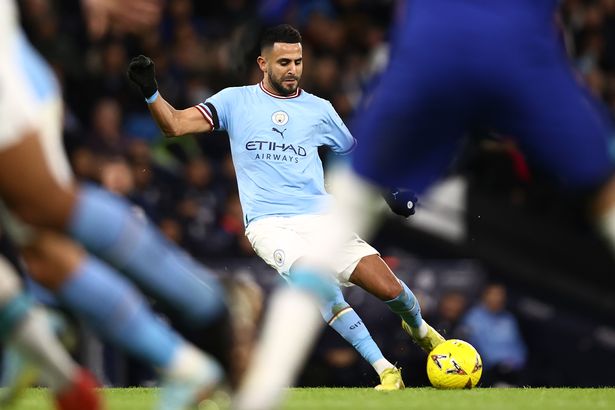 Riyad Mahrez đã ghi một cú đá phạt đẹp mắt để đưa Man City đi tiếp