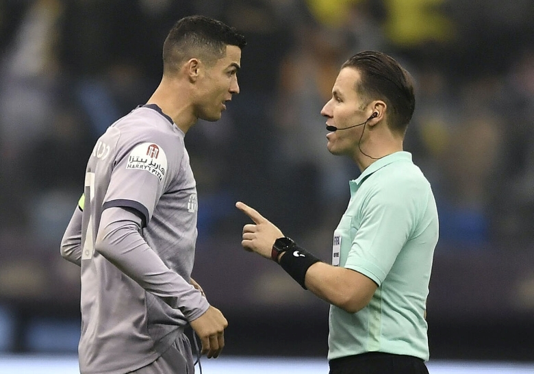 Ronaldo tranh cãi với trọng tài Danny Makkelie về tình huống đá phạt