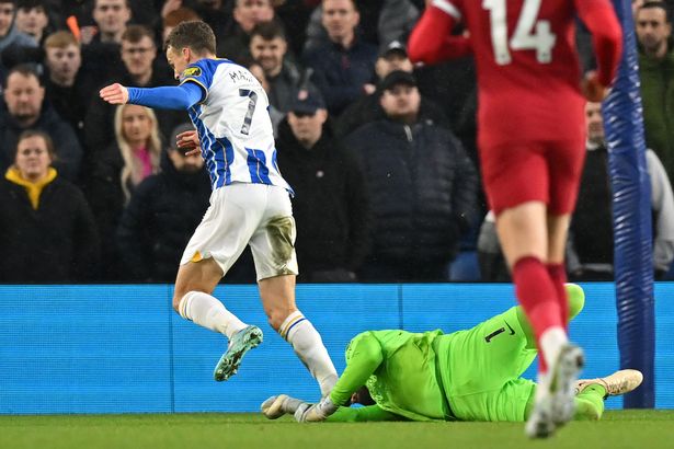 Solly March đã băng xuống sau pha truy cản của Alisson, nhưng anh ấy đã việt vị trong pha dàn xếp 