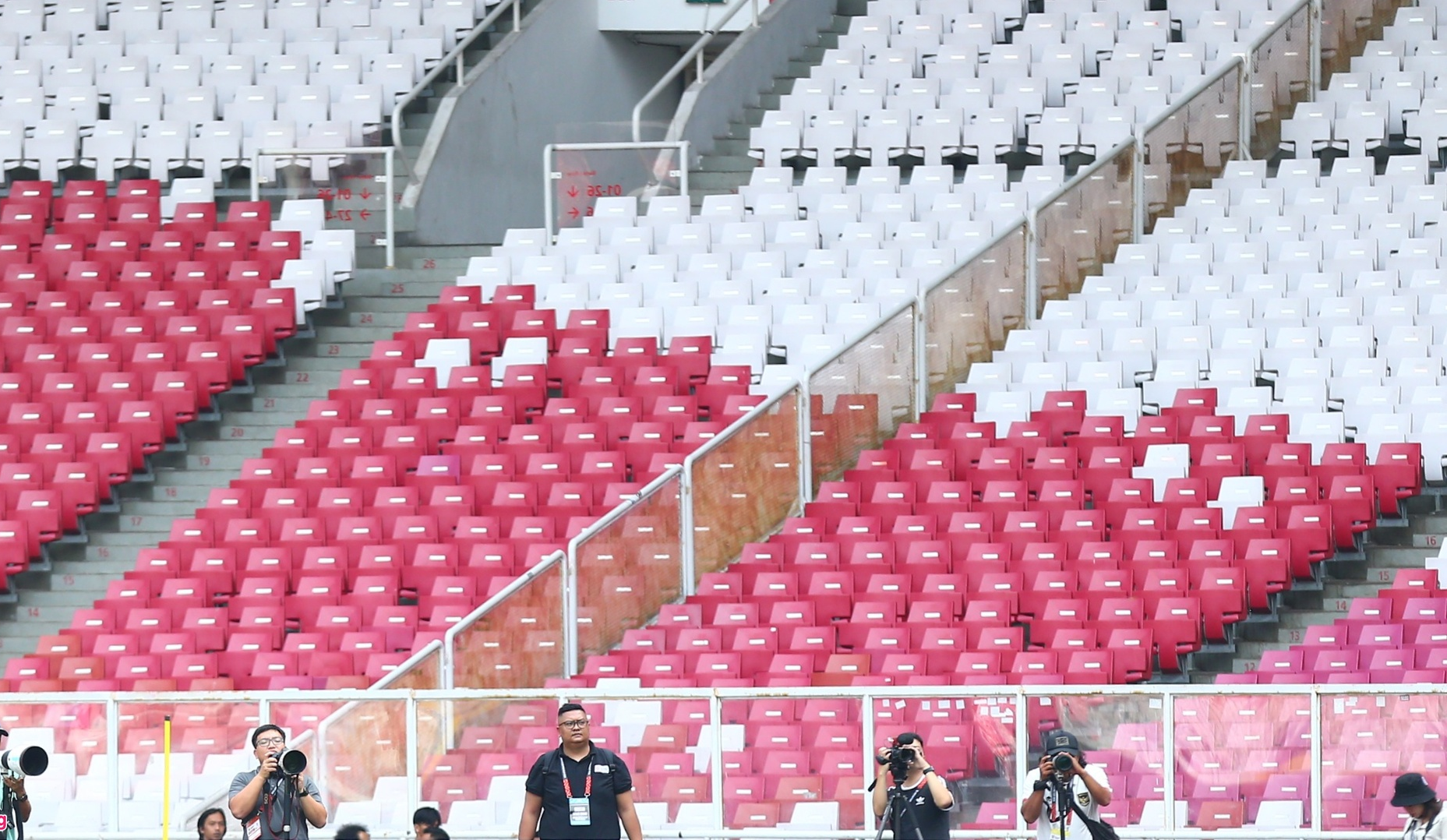 Indonesia trang bị vách ngăn trên khán đài sân Gelora Bung Karno