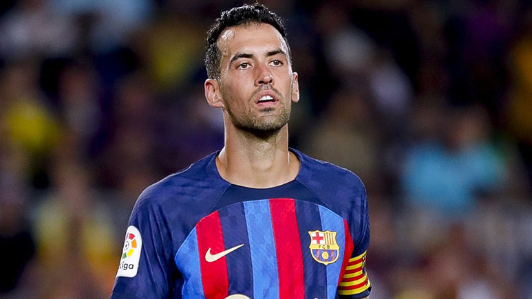 Barcelona không thể giữ chân Busquets 