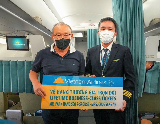 Món quà Vietnam Airlines tri ân HLV Park Hang Seo và phu nhân