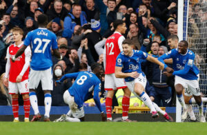 Arsenal để thua trước một Everton thiếu ổn định