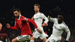 Man United đánh rơi 3 điểm kịch tính trước Leeds 