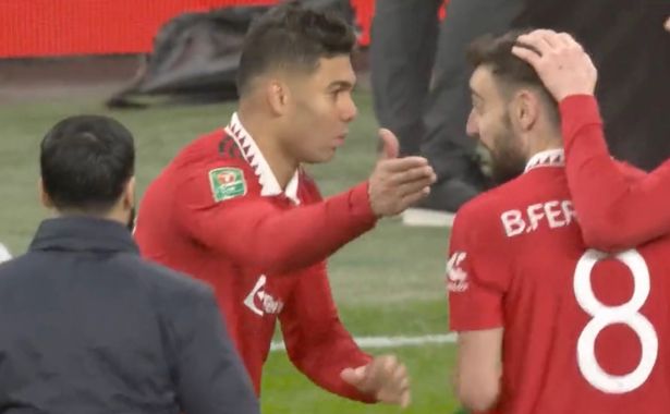 Casemiro và Bruno Fernandes trao đổi với nhau sau khi toàn thời gian