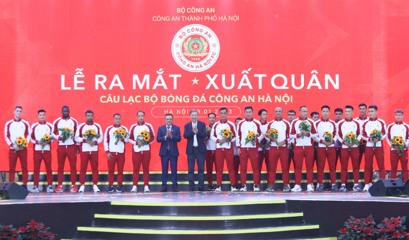 CLB CAHN trong buổi lễ xuất quân sẵn sàng cho trận mở màn của vòng 1 V-League 2023