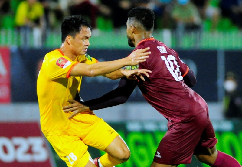 Trung vệ Nguyễn Văn Việt và pha phạm lỗi khiến anh nhận thẻ đỏ đầu tiên tại V-League 2023