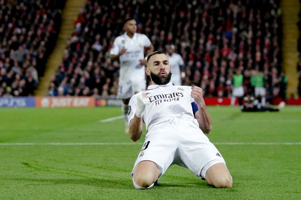 Karim Benzema lập cú đúp trong hiệp hai 