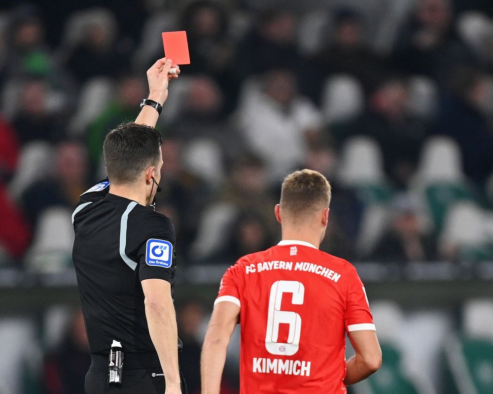 Kimmich phải nhận tấm thẻ đỏ đầu tiên trong sự nghiệp