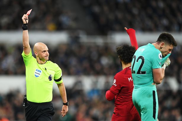 Nick Pope bị đuổi khỏi sân trong trận đấu với Liverpool và sẽ bị treo giò trong trận chung kết Carabao Cup