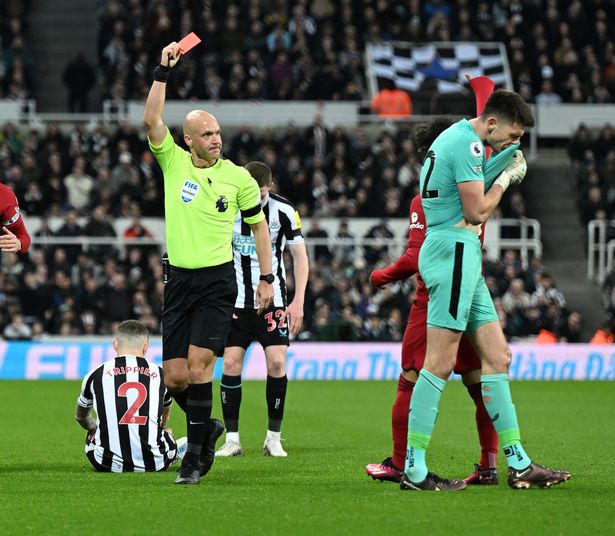 Nick Pope sẽ bỏ lỡ trận chung kết Carabao Cup sau thẻ đỏ 