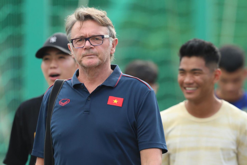 HLV Philippe Troussier là người có tính "gia trưởng" trong công việc