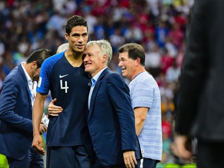 Huấn luyện viên Didier Deschamps tiếc nuối vì phải chia tay Raphael Varane