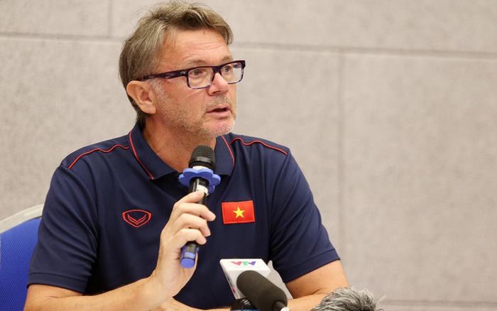 HLV Philippe Troussier vui vẻ với lần trở lại Việt Nam