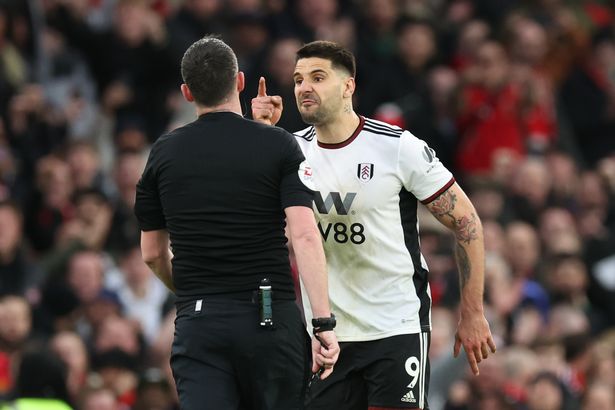 Aleksandar Mitrovic xông vào Chris Kavanagh