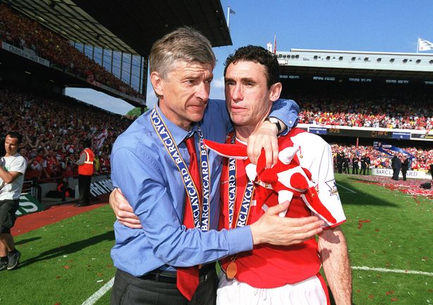 Arsene Wenger và Martin Keown ăn mừng chức vô địch Premier League 2003/04 - Erik ten Hag cố gắng sao chép Arsene Wenger