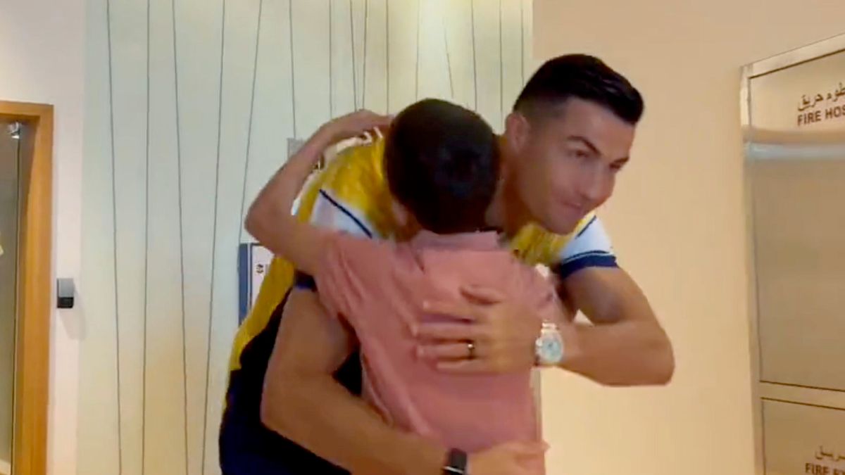 Cristiano Ronaldo ôm một cổ động viên nhí