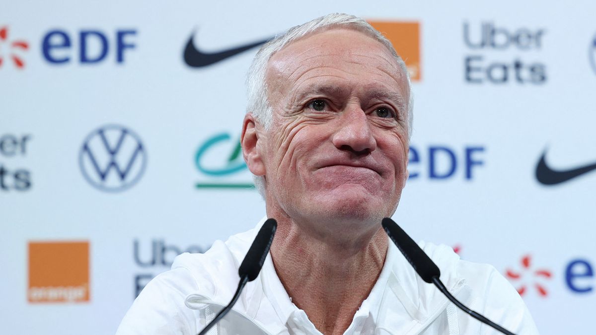 Didier Deschamps đã phản hồi về quyết định đeo băng đội trưởng của anh ấy