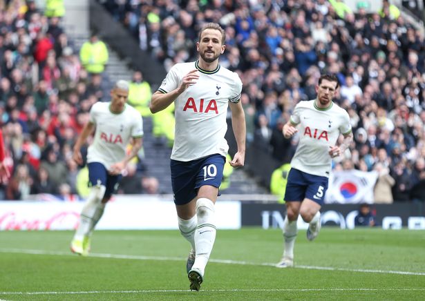 Harry Kane ăn mừng sau khi ghi bàn vào lưới Nottingham Forest