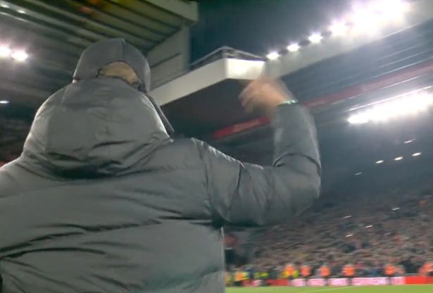 Jurgen Klopp đã trêu chọc người hâm mộ khi họ cầu xin những cú đấm đặc trưng của anh ấy