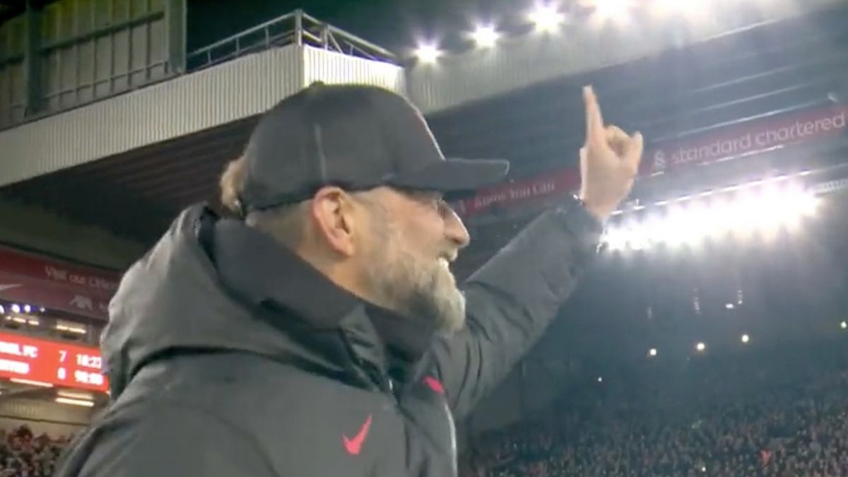 Jurgen Klopp đã từ chối cúi đầu trước áp lực ngang hàng vào Chủ nhật 