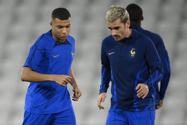 Kylian Mbappe đã được trao băng đội trưởng trước Antoine Griezmann