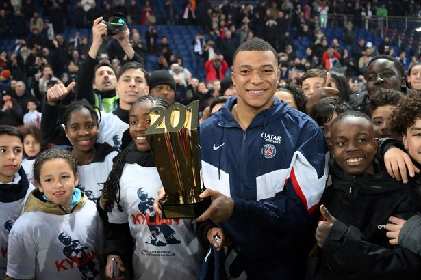 Kylian Mbappe được trao cúp sau khi lập được kỳ tích 